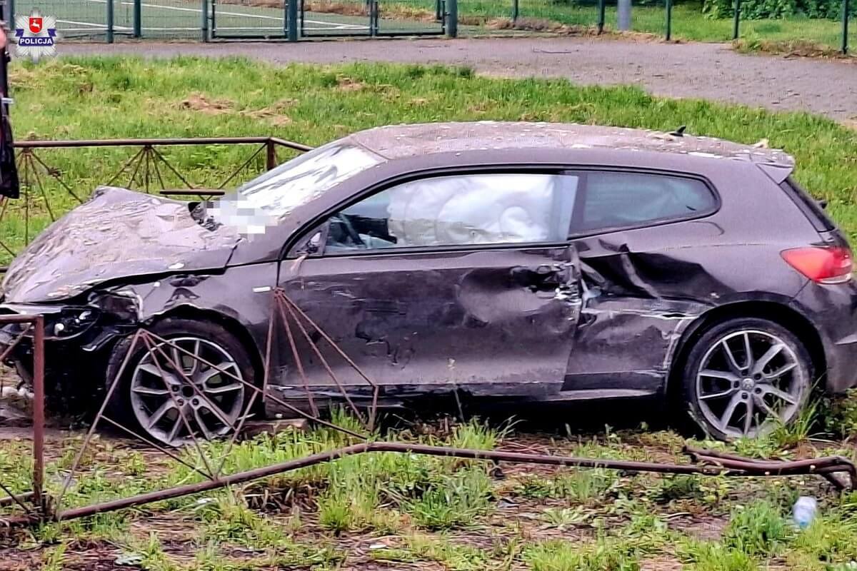 Samochodem wbił się w ścianę sklepu spożywczego 3 Samochodem wjechał w ścianę sklepu spożywczego | fot. Lubelska Policja