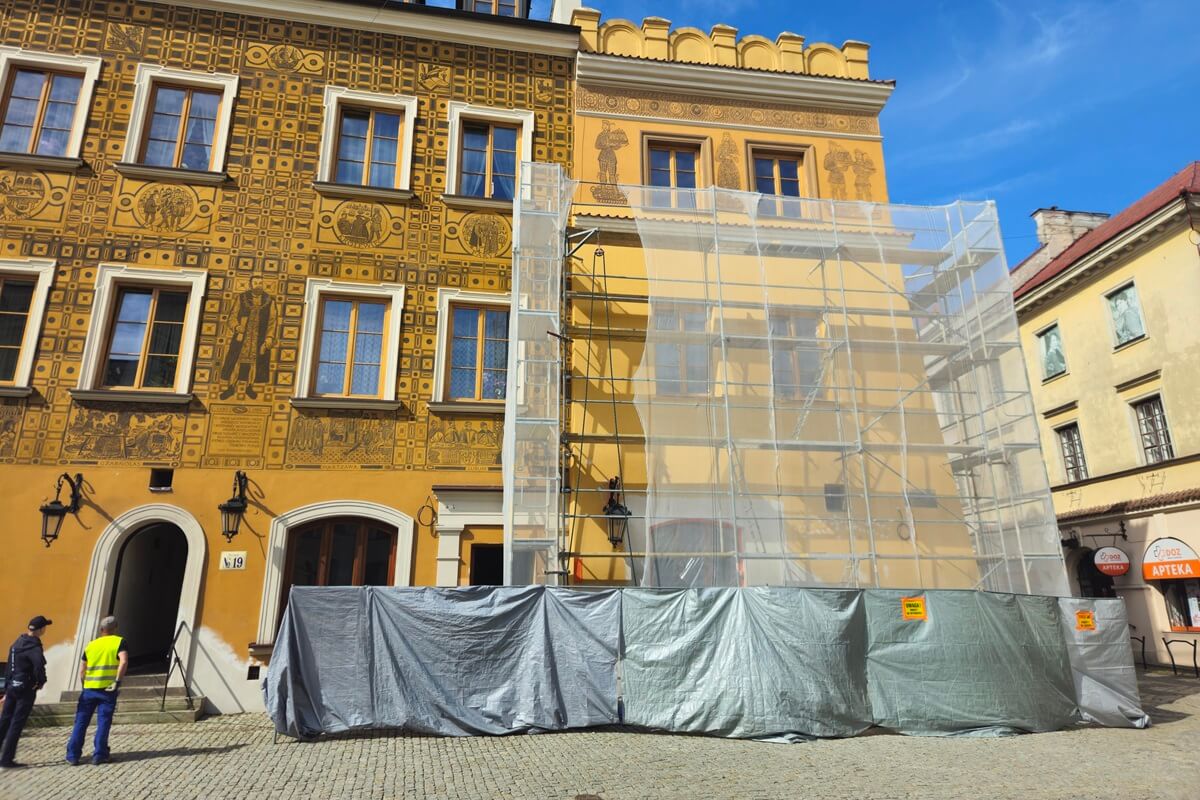 Rusztowanie przy kamienicy Rynek/Jezuicka na Starym Mieście w Lublinie