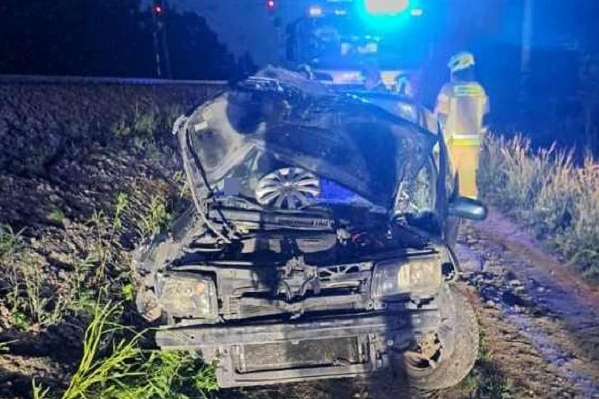 Samochód wpadł na torowisko. Kierowca stracił przytomność 2 Samochód utknął na torowisku