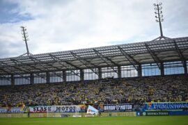kibice na trybunach stadionu motoru lublin arena