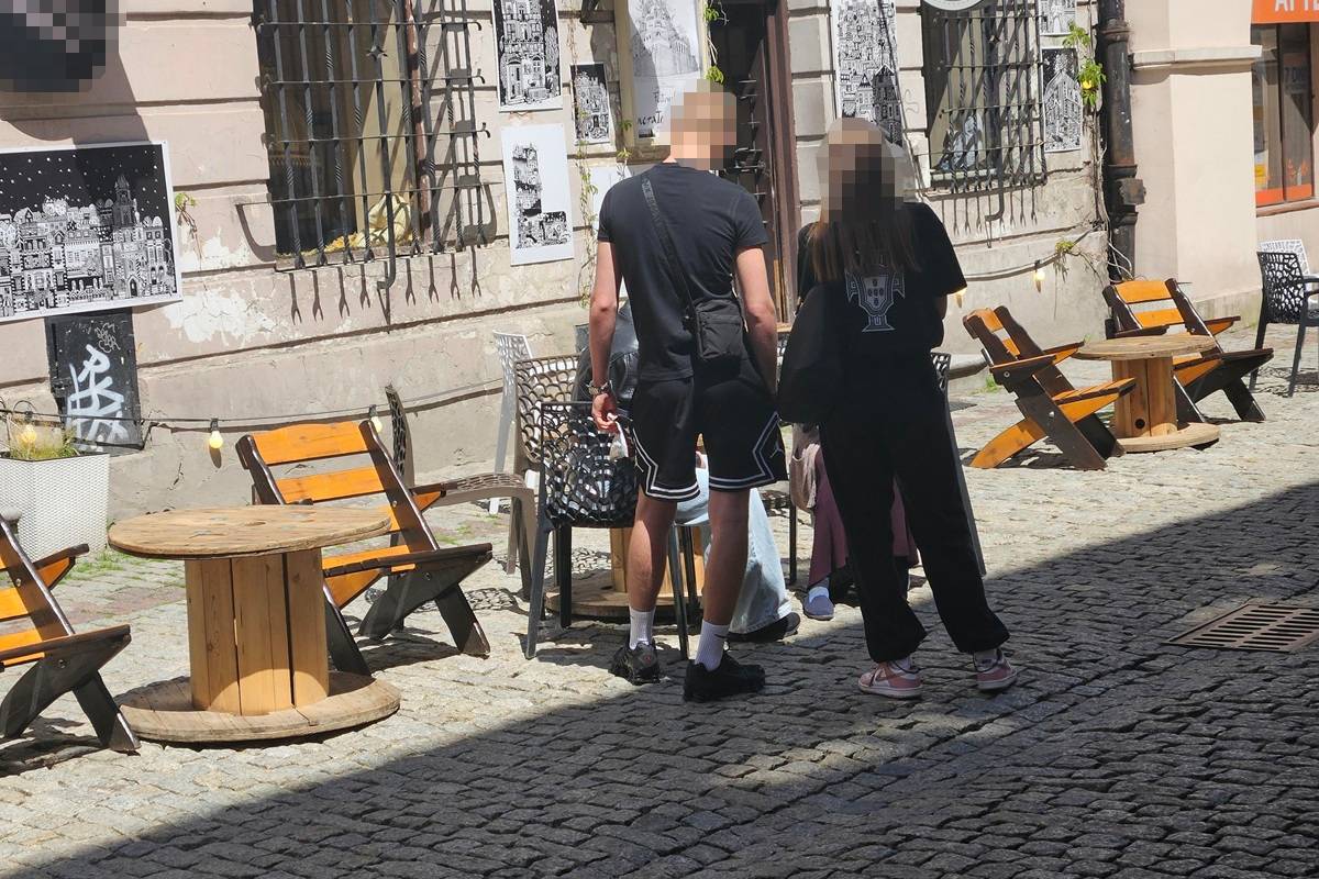 W centrum Lublina działa wróżka-naciągaczka. Uważaj, bo zaczniesz płacić coraz więcej! (zdjęcia) 3 Kobieta naciąga osoby na wróżbę z kart