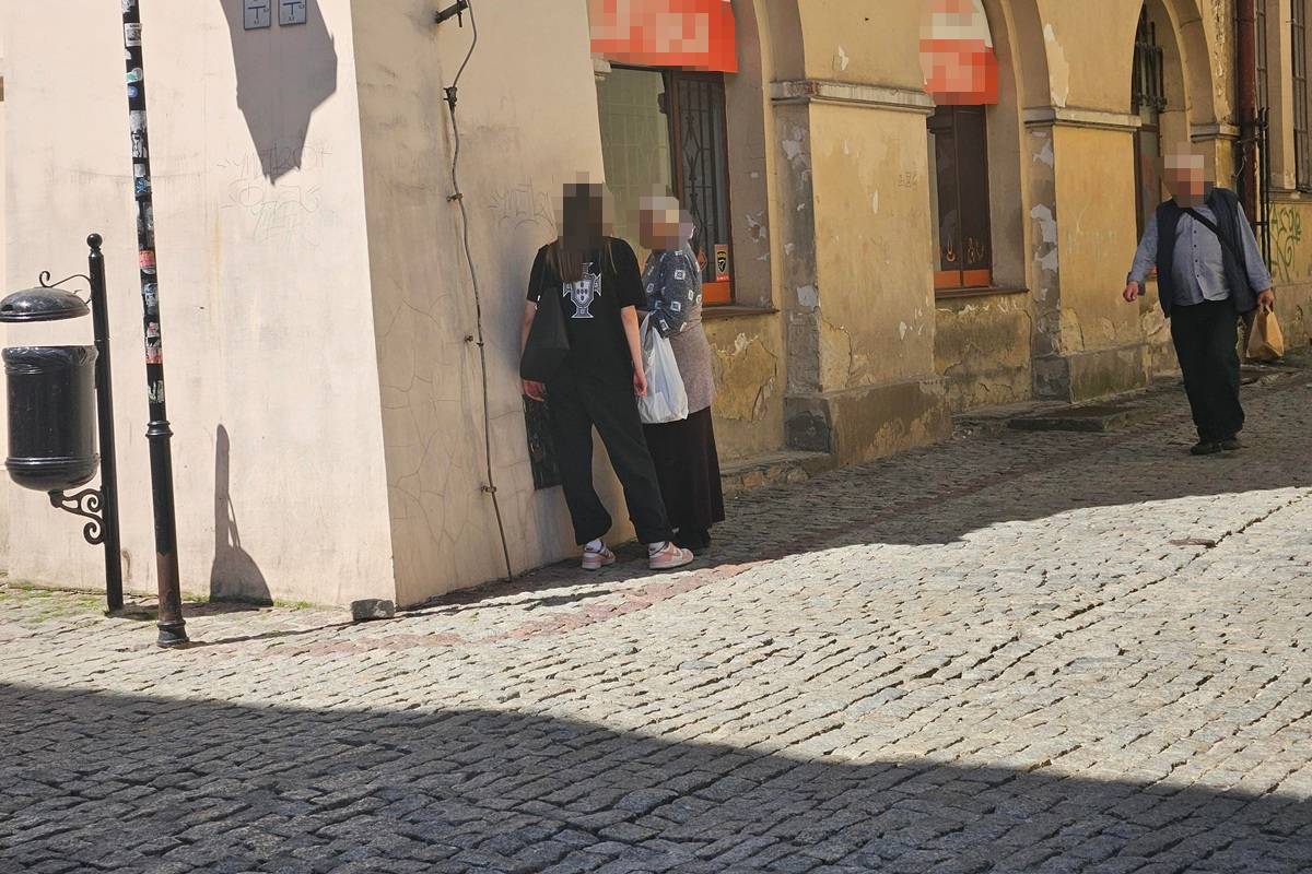W centrum Lublina działa wróżka-naciągaczka. Uważaj, bo zaczniesz płacić coraz więcej! (zdjęcia) 4 Kobieta naciąga osoby na wróżbę z kart