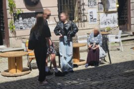 kobieta naciaga osoby na wrozbe z kart
