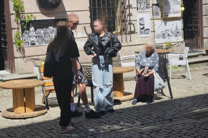 kobieta naciaga osoby na wrozbe z kart