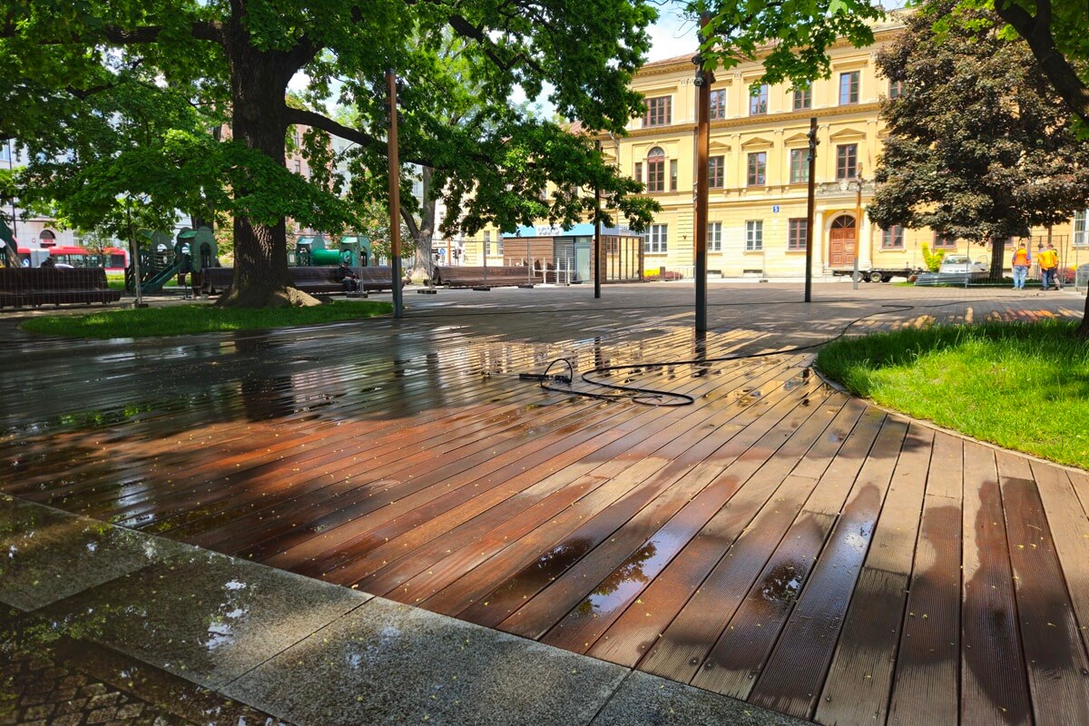 Na Placu Litewskim pojawiło się ogrodzenie, nie można tam wejść. Co tam się dzieje? (zdjęcia) 3 Konserwacja drewnianego tarasu na Placu Litewskim