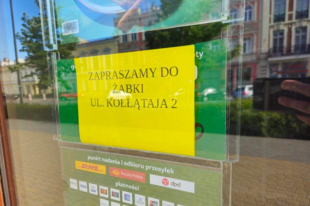 Drzwi zamknięte, półki puste i kartka na drzwiach. Co się stało z Żabką w centrum Lublina? (zdjęcia) 4 Kartka na drzwiach "Zapraszamy do Żabki ul. Kołłątaja 2" przy ul. Krakowskie Przedmieście 39 w Lublinie