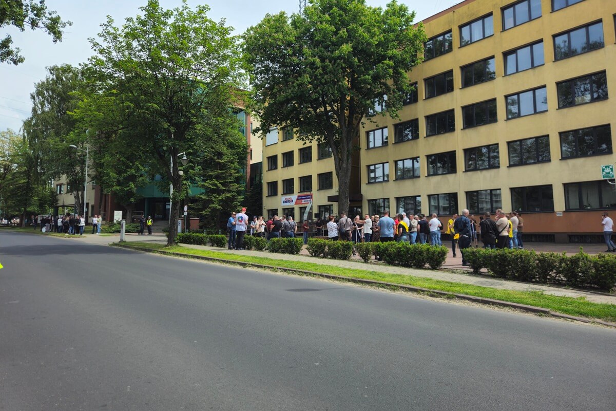 Pikieta pracowników przed siedzibą PGE Dystrybucja w Lublinie