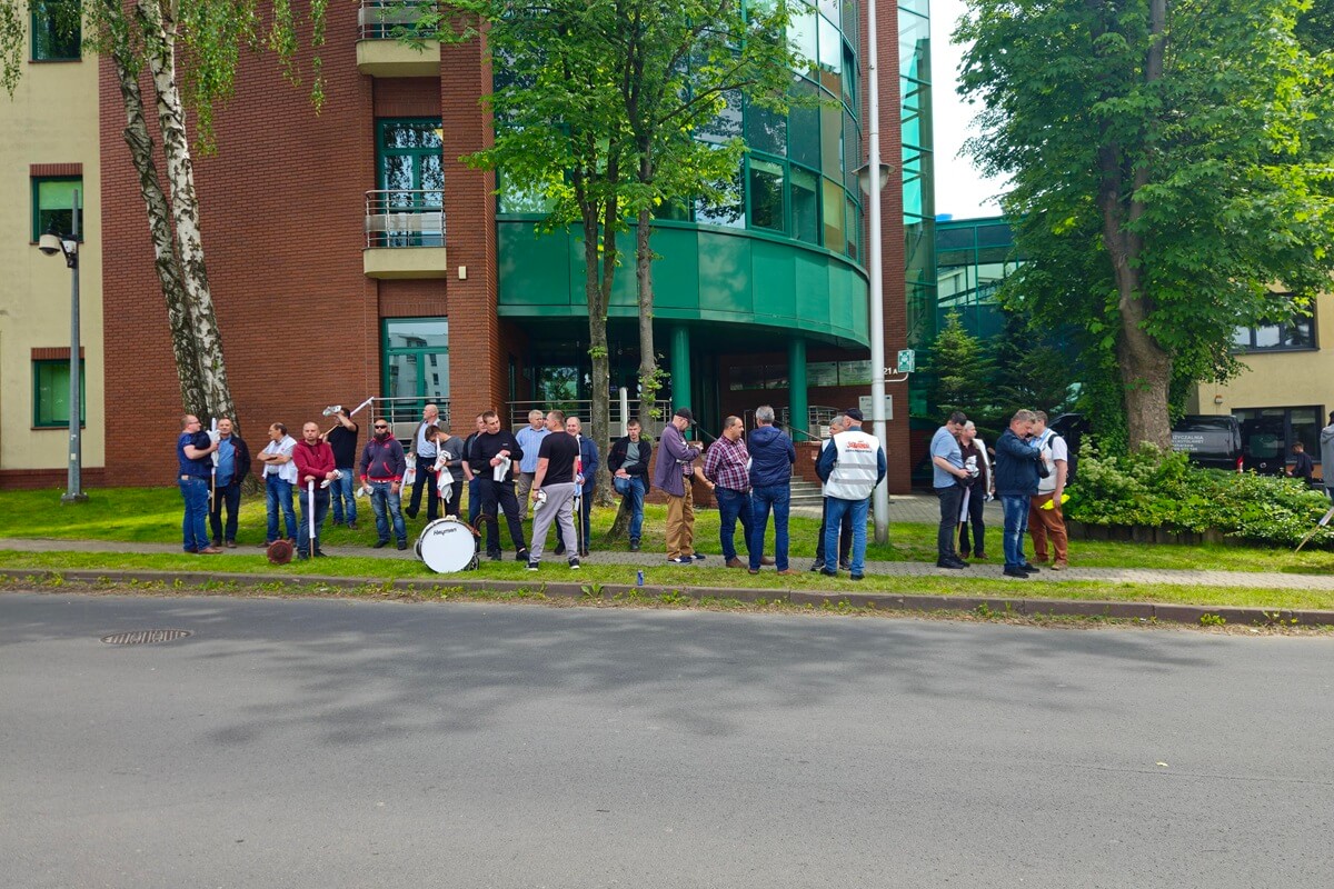 Pikieta pracowników przed siedzibą PGE Dystrybucja w Lublinie