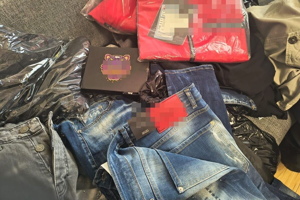 Markowe bluzy, buty i perfumy? Wszystko podróbki! Ale to nie koniec problemów 30-latka z Lublina (zdjęcia) 4 Podrobione ubrania w mieszkaniu 30-latka z Lublina