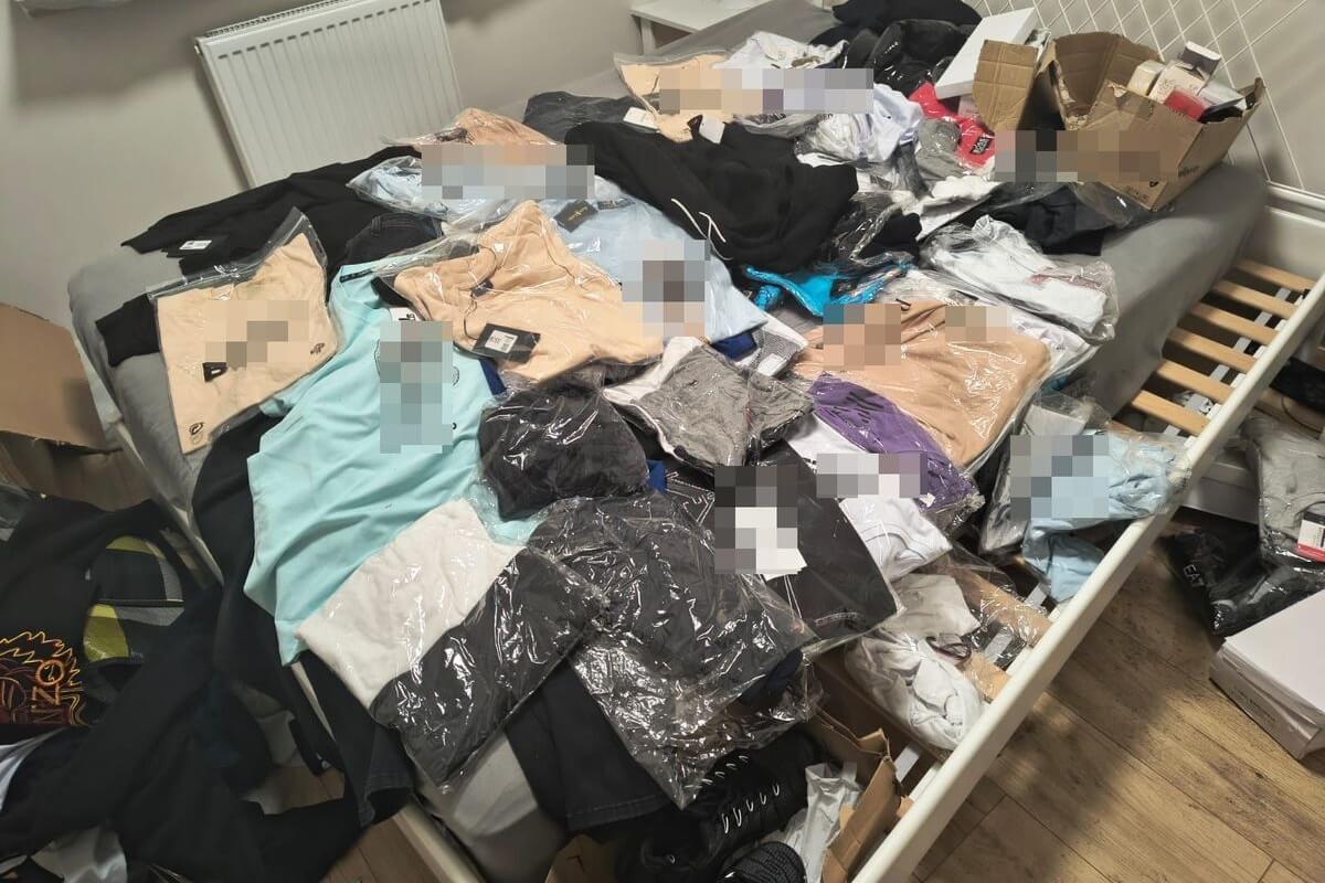 Markowe bluzy, buty i perfumy? Wszystko podróbki! Ale to nie koniec problemów 30-latka z Lublina (zdjęcia) 3 Podrobione ubrania w mieszkaniu 30-latka z Lublina