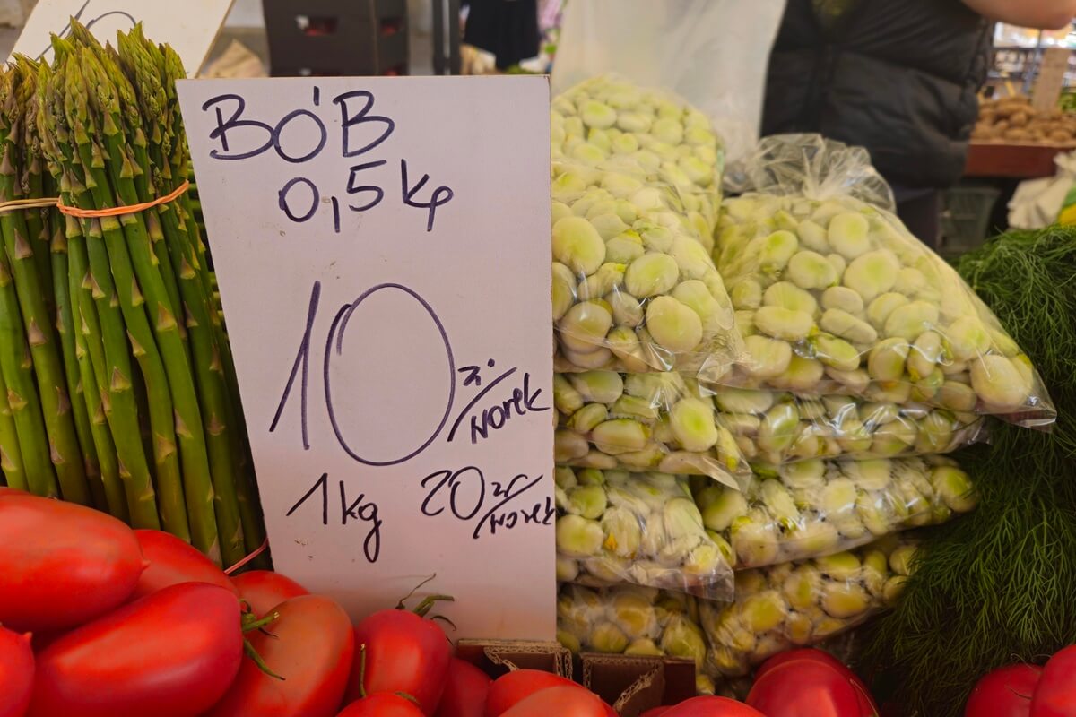 Ile kosztuje bób w Lublinie? Sprawdziliśmy ceny na najpopularniejszym targowisku. Zobaczcie! 1 20 zł/kg lub 10 zł/0,5 kg - cena bobu na targowisku przy ul. Ruskiej w Lublinie