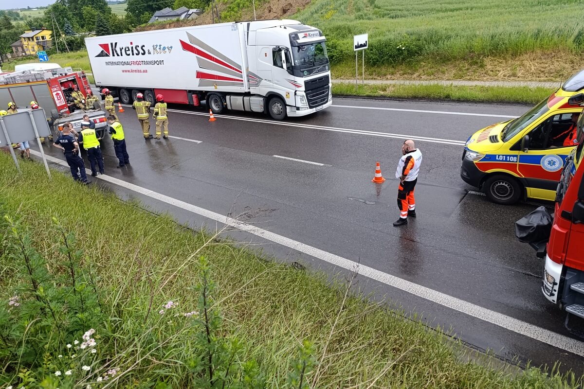 Dachowanie samochodu na trasie Lublin - Niemce. Kierowcy stoją w długich korkach 2 Ratownicy medyczni obecni na miejscu dachowania auta pod Lublinem