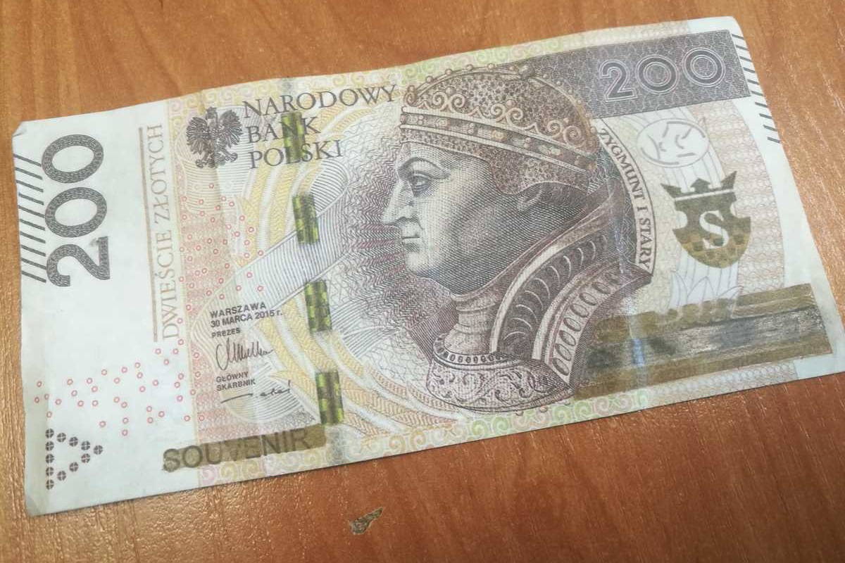 Głupi żart, czy głupota? Mężczyzna oszukał sprzedawcę 3 Fałszywy banknot 200 zł