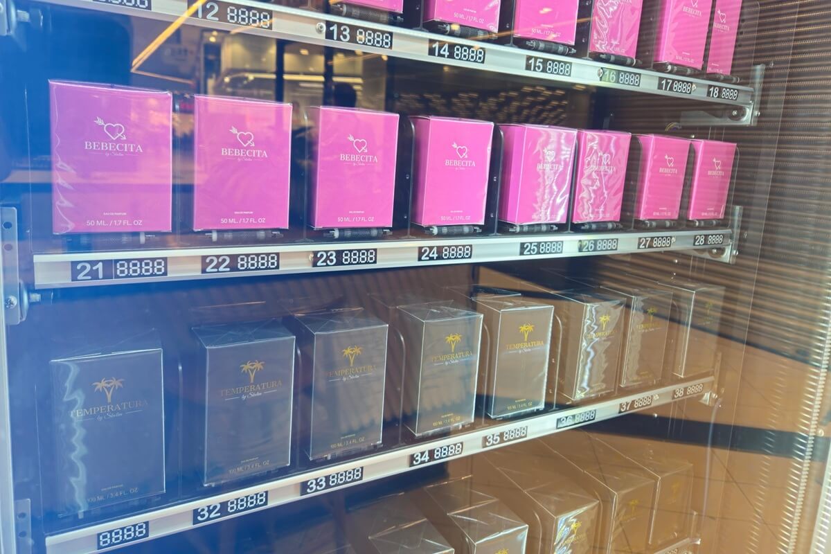 Skolim zaskakuje fanów – pierwszy w Polsce automat z perfumami artysty stanął w Lublinie! Ile kosztują? (zdjęcia) 4 Automat z perfumami Skolima w galerii VIVO! Lublin