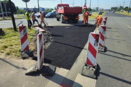 drogowcy wylewajacy asfalt na wykonanej przewiazce na al unii lubelskiej f6ddc8b5318f
