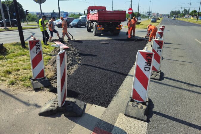 drogowcy wylewajacy asfalt na wykonanej przewiazce na al unii lubelskiej f6ddc8b5318f