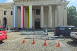 montaz sceny na placu katedralnym 68c5cd5b1b01