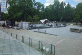 montaz sceny na placu teatralnym przed csk dc9635e1f856