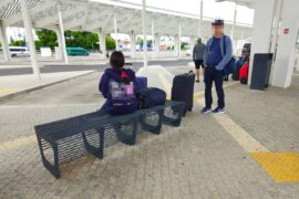 pasazerka siedzaca na lawce na peronie dworca lublin dadf38b1cf14