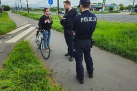 policjanci sprawdzajacy trzezwosc rowerzystki 5124e537d83b