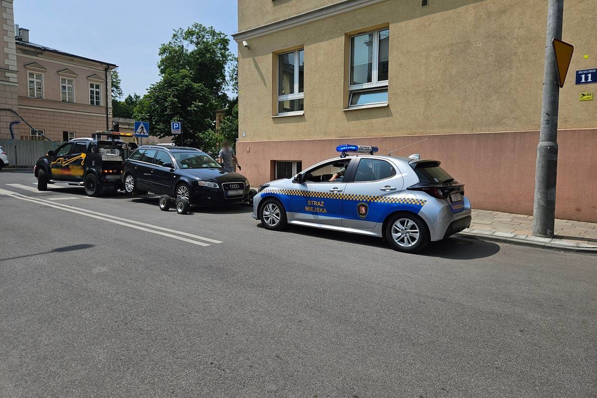 Zaparkował zbyt blisko przejścia dla pieszych. Zdarzyło się to, co nieuniknione (zdjęcia) 3 Pomoc drogowa odholowująca samochód z ul. Niecałej w Lublinie