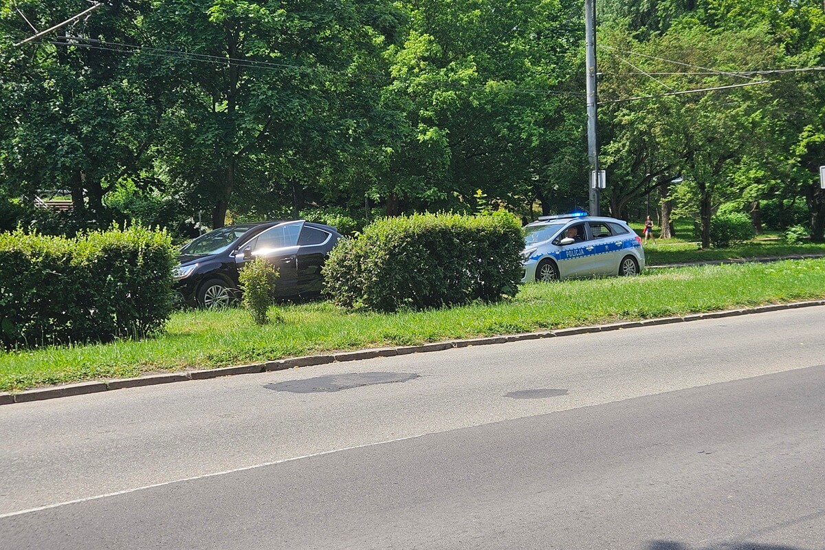 Jeden się zatrzymał, drugi pojechał dalej i potrącił młodą kobietę na przejściu dla pieszych (zdjęcia) 2 Potrącenie kobiety na przejściu dla pieszych na ul. Głębokiej