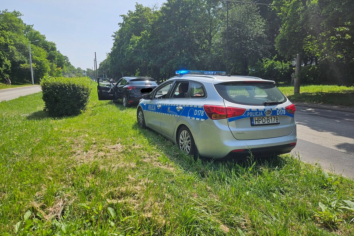 Jeden się zatrzymał, drugi pojechał dalej i potrącił młodą kobietę na przejściu dla pieszych (zdjęcia) 3 Potrącenie kobiety na przejściu dla pieszych na ul. Głębokiej