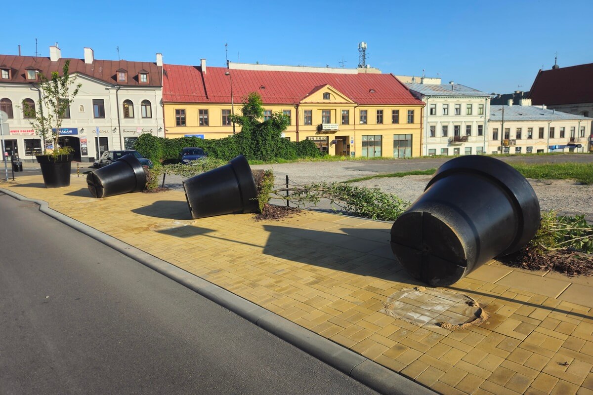 Nocny akt wandalizmu w centrum Lublina. Młodzi mężczyźni przewrócili ogromne donice z drzewami (zdjęcia) 4 Przewrócone donice z drzewami na ul. Bajkowskiego w Lublinie