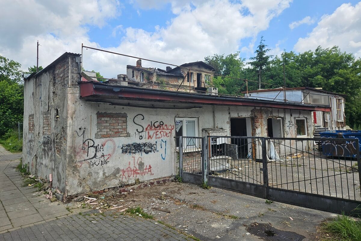 Jeszcze niedawno płonęły, dziś już zrównane z ziemią. W miejscu pustostanów w Śródmieściu wkrótce ruszy budowa nowych mieszkań 5 Pustostany przy ul. Wesołej