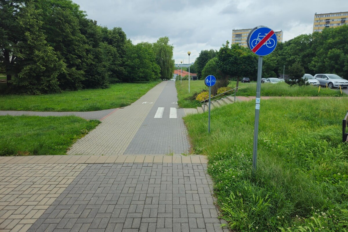 Ścieżka rowerowa ze schodami na Alei Młodości w Lublinie