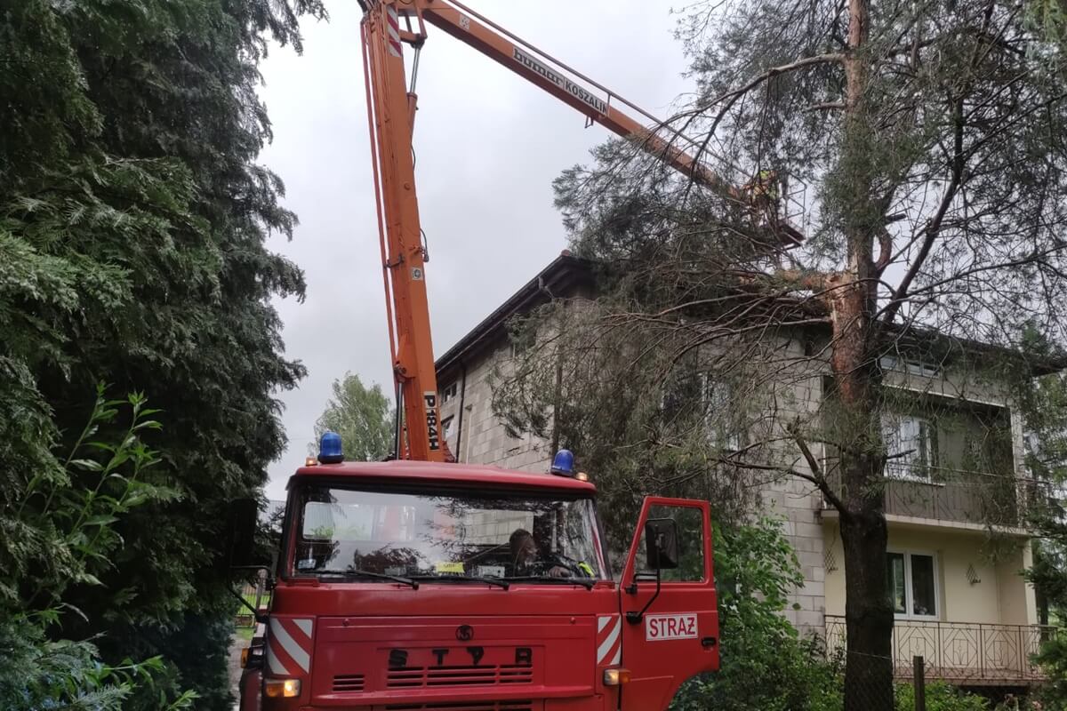 Strażacy interweniujący do uszkodzonego dachu na domu
