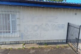 wandal namalowal na elewacji komisariatu swoje imie nazwisko i pesel 252274cdb338