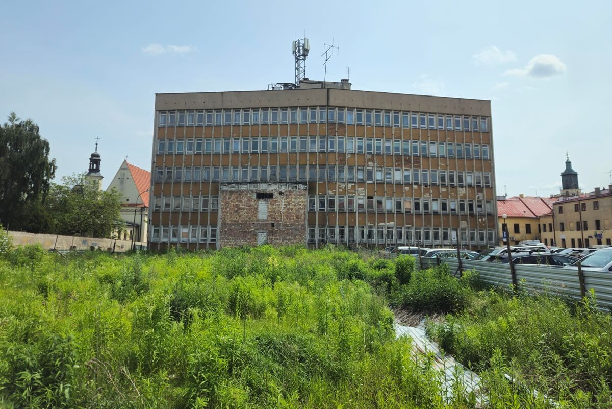 Dawny Instytut Stomatologii zmieni się w luksusowy apartamentowiec. Widok na panoramę Lublina za grube miliony 3 Widok na budynek dawnego Instytut Stomatologii od ul. Karmelickiej
