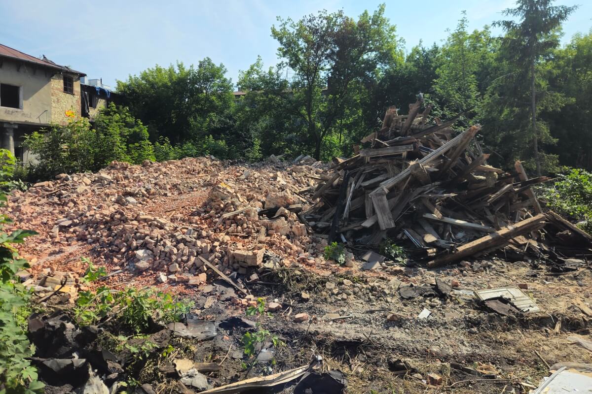 Jeszcze niedawno płonęły, dziś już zrównane z ziemią. W miejscu pustostanów w Śródmieściu wkrótce ruszy budowa nowych mieszkań 8 Zburzone pustostany przy ul. Wesołej