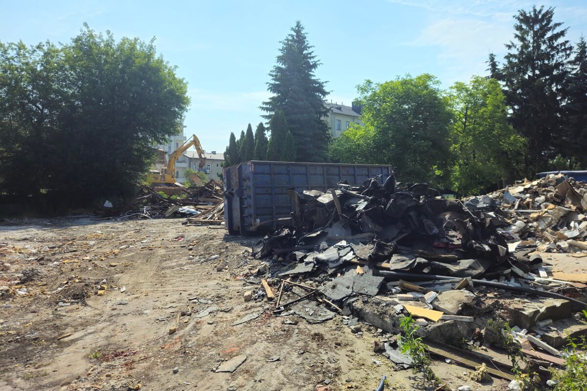 Jeszcze niedawno płonęły, dziś już zrównane z ziemią. W miejscu pustostanów w Śródmieściu wkrótce ruszy budowa nowych mieszkań 9 Zburzone pustostany przy ul. Wesołej