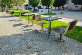 zniszczone stoliki do gry w szachy na placu litewskim 1fccf7951233