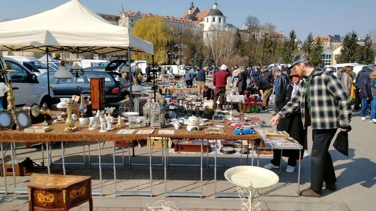 Targ pod Zamkiem działa bez zmian. Czynny 7 dni w tygodniu mimo trwającej przebudowy al. Unii Lubelskiej 7 Wyprzedaż Garażowa Targ Pod Zamkiem