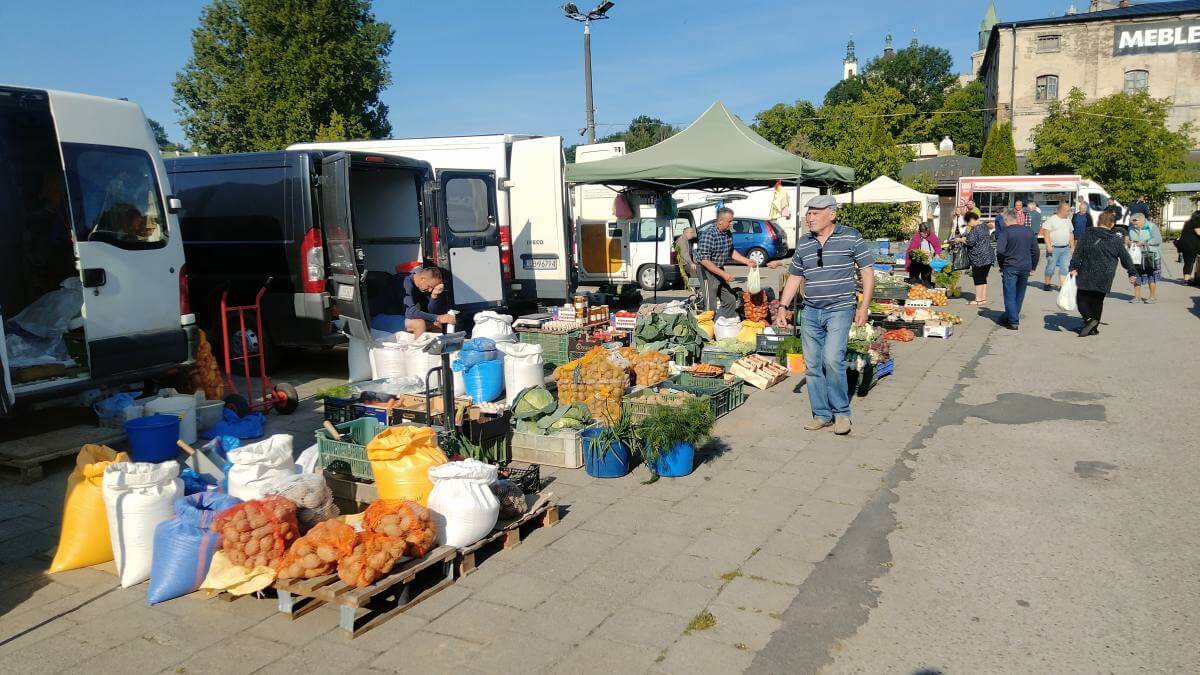 Targ pod Zamkiem działa bez zmian. Czynny 7 dni w tygodniu mimo trwającej przebudowy al. Unii Lubelskiej 6 Handel na Targu Pod Zamkiem