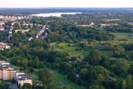 Widok z drona na doline rzeki Bystrzycy na pierwszym planie osiedle Lakowa fot Miasto Lublin v2 431b483030e4