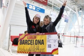 pasazerki oczekujace na lot z lublina do barcelony eb82269a79b1