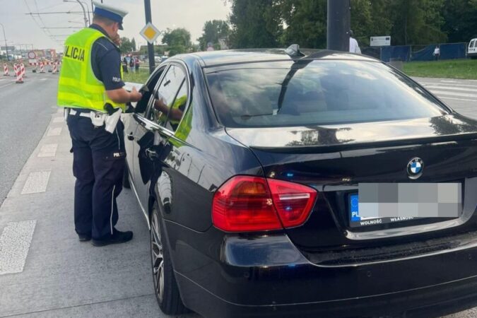 policjant kontrolujacy kierowce bmw b13b1fe8a6d2