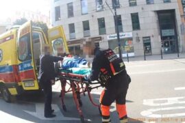 ratownicy medyczni zabierajacy kobiete do szpitala 57556479f7f5