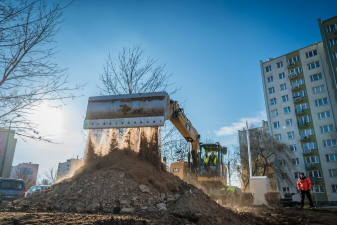 operator koparki przerzucajacy ziemie ec742f702cbc