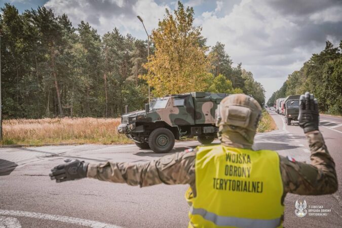 pojazdy wojskowe poruszajacy sie droga krajowa c8ebcdf3d86b