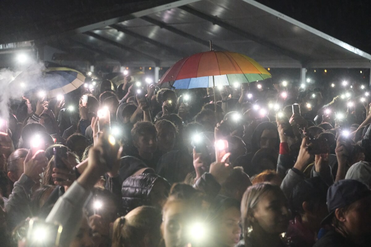 Publiczność w trakcie deszczu na Dożynkach Wojewódzkich w Świdniku