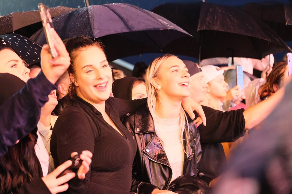 Publiczność w trakcie deszczu na Dożynkach Wojewódzkich w Świdniku