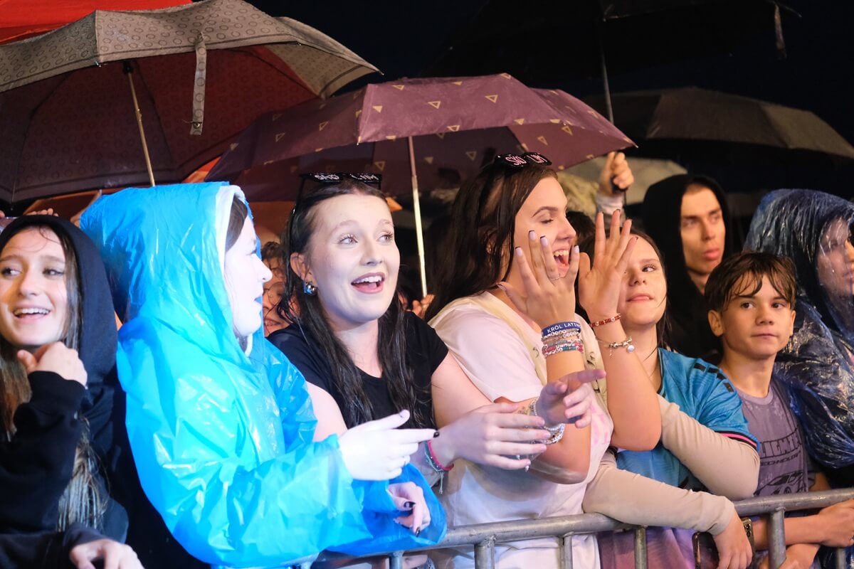 Publiczność w trakcie deszczu na Dożynkach Wojewódzkich w Świdniku