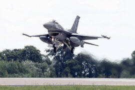 f16 wzbija sie w powietrze 9a60ce18c882