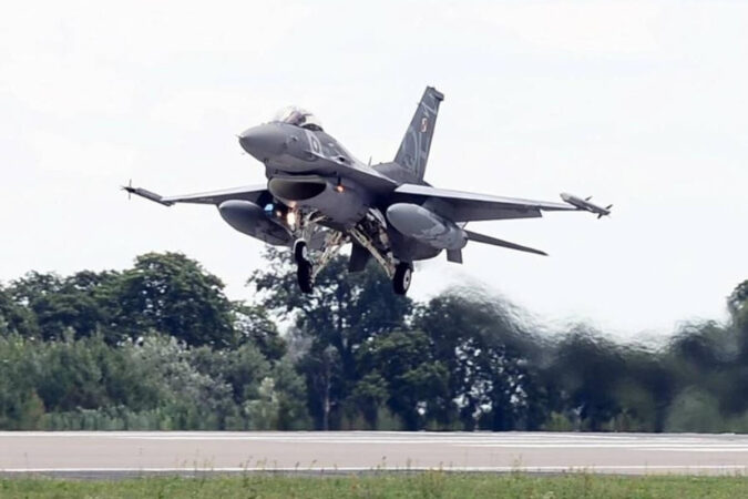 f16 wzbija sie w powietrze 9a60ce18c882