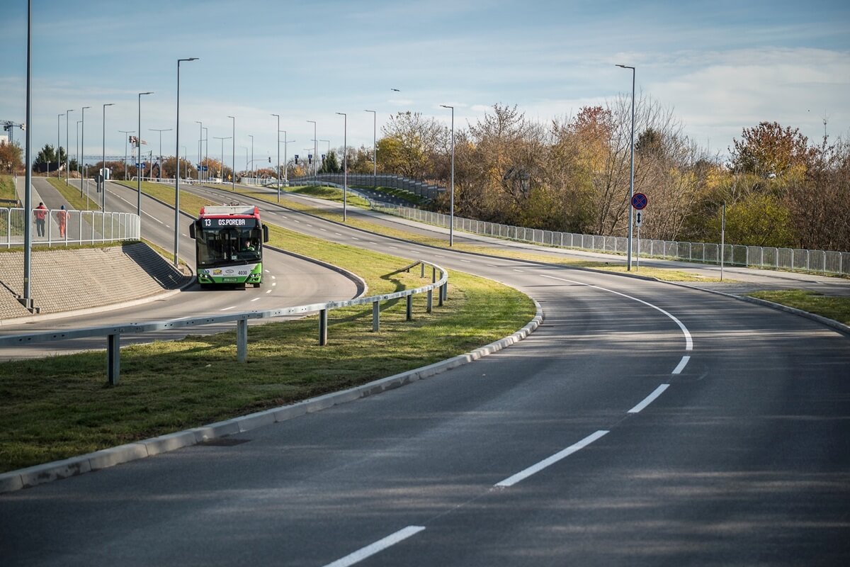 Nowa trasa, nowe przystanki i koniec objazdów. Ul. Węglarza gotowa na otwarcie, a to już w piątek